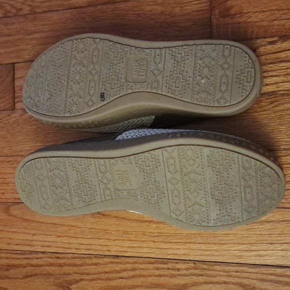 Mukluks barely worn.  Green.  Thick sole. - Picture 4 of 5